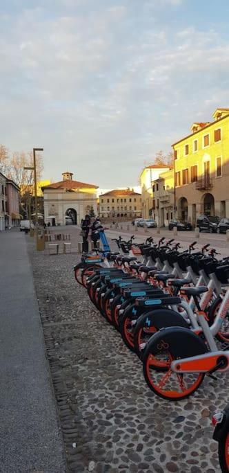 Storico Alloggio Fronte Piazza In Borgo Portello Padoue Extérieur photo